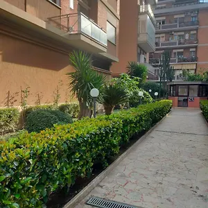 https://apt-tintarella-da-monica.it-romehotels.com
